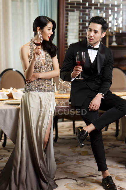 Young men and women to the party — Stock Photo