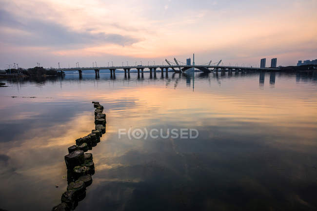 Bella vista sul lago e sul ponte di Wuxi nella provincia di Jiangsu, Cina — Foto stock