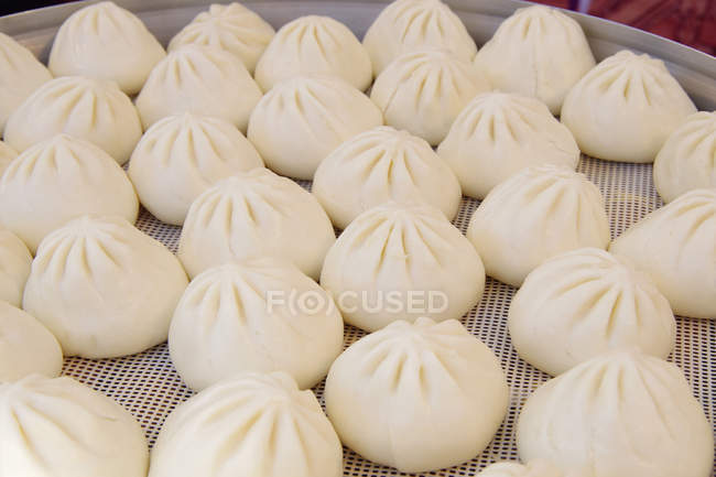 Primer plano vista de delicioso crudo asiático dumplings en mesa - foto de stock