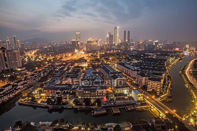Vista aerea della città di Wuxi di notte, provincia di Jiangsu, Cina — Foto stock