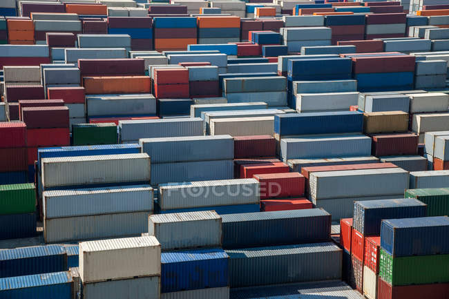 Vista de ángulo alto de varios contenedores de carga en el puerto de China - foto de stock