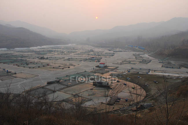 Bellissimo paesaggio con serbatoio Tangshan e fattorie in Cina — Foto stock