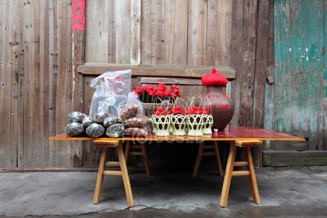 Souvenirs à vendre sur la table à la ville du Sichuan de la province de Luzhou, comté de Hejiang, ville de Yao Ba, Chine — Photo de stock