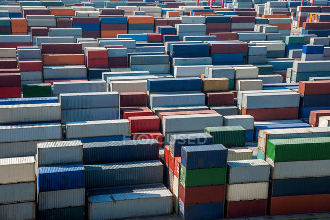 Багато різних контейнерів вантажу в порту в Китаї. — стокове фото