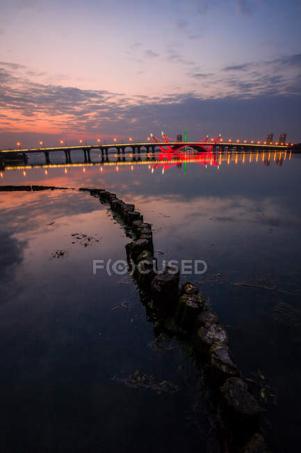 Красивый вид на озеро Уси и мост в провинции Цзянсу, Китай — стоковое фото