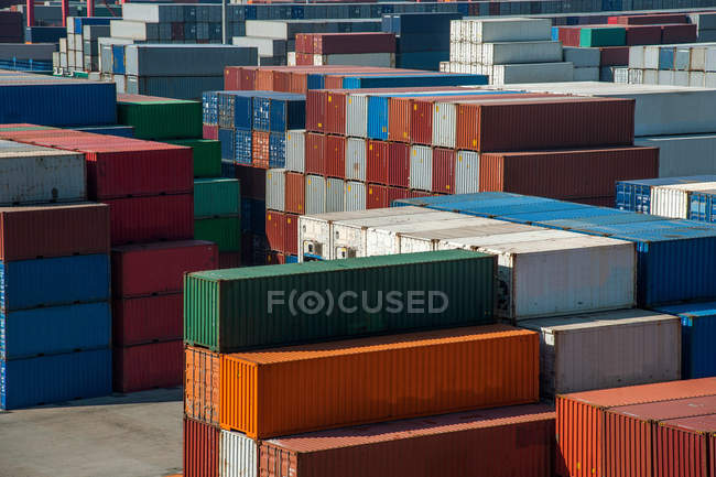 Lote de vários contêineres de carga no porto na China — Fotografia de Stock