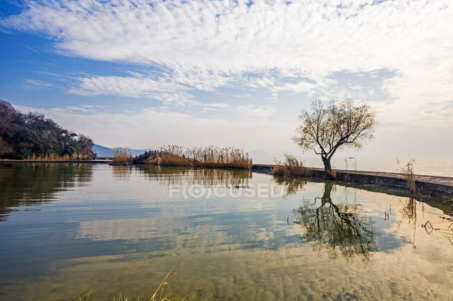 Hermosa escena en el lago Tai, Taihu, Wuxi, provincia de Jiangsu, China - foto de stock