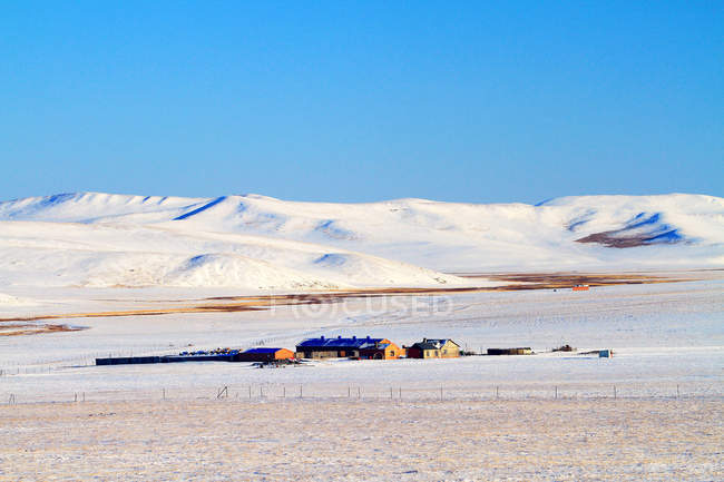 Scène hivernale et village à Hulun Buir, Mongolie intérieure — Photo de stock