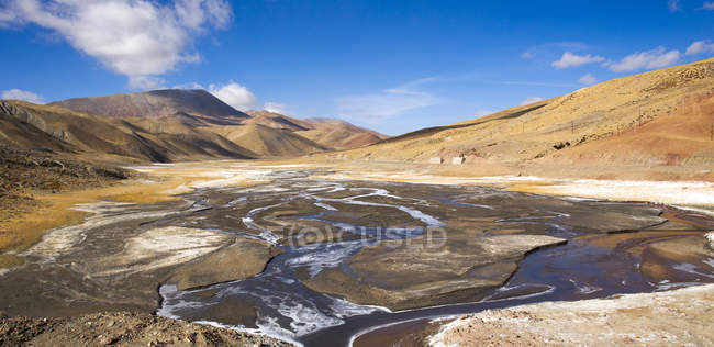 Erstaunliche Berglandschaft mit schnellem Fluss im Tal und malerischen Hügeln bei sonnigem Tag — Stockfoto