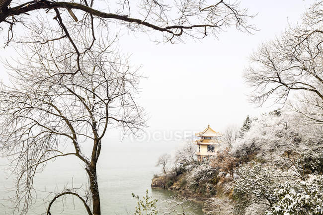 Province du Jiangsu, Wuxi Taihu, îlot Turtle Head dans la neige, Chine — Photo de stock