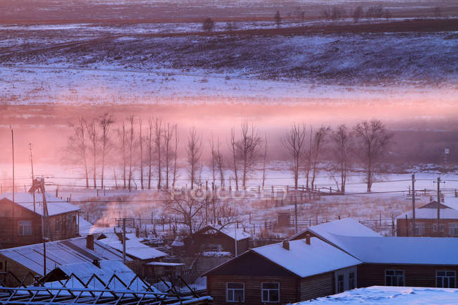 Pueblo fronterizo en la nieve en Mongolia Interior EerguNa - foto de stock