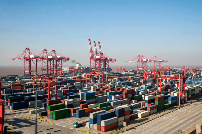 Guindastes e contêineres de carga no porto na China — Fotografia de Stock