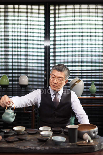 Alte Männer mittleren Alters trinken Tee — Stockfoto