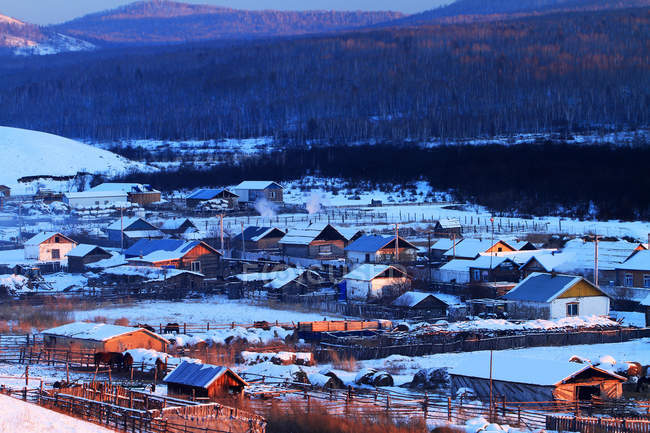 Село вкрите снігом на світанку, внутрішній Монголії — стокове фото