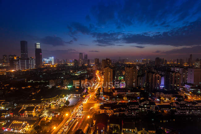 Vista nocturna de la ciudad de Wuxi, provincia de Jiangsu, China - foto de stock