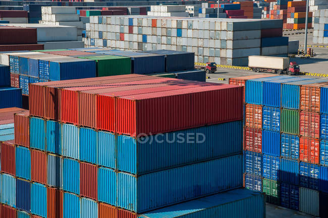 Lotto di vari container di carico in porto in Cina — Foto stock