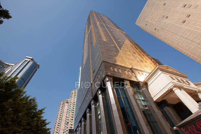Vista de ángulo bajo de la construcción de la ciudad de Guangzhou en la provincia de Guangdong, China - foto de stock