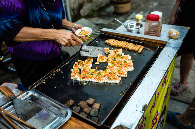 Особлива їжа гончан-аньхой, кудлатий постріл людини, що готує азійську їжу. — стокове фото