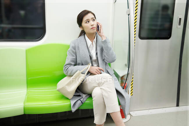 Junge Frauen nehmen die U-Bahn — Stockfoto