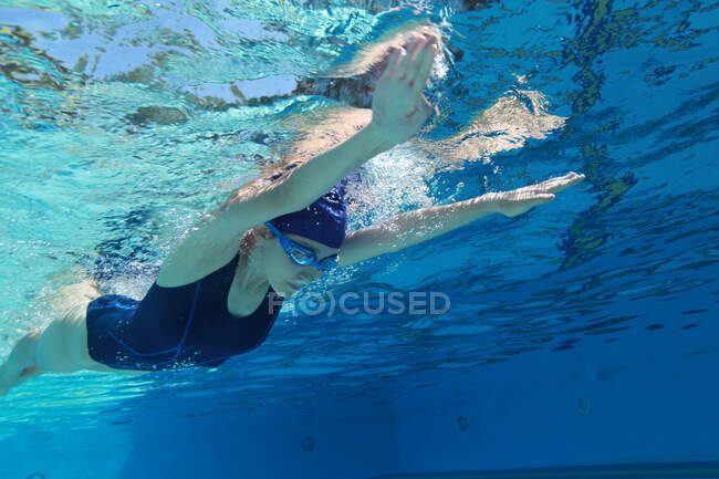 Giovane donna che nuota in acqua — Foto stock