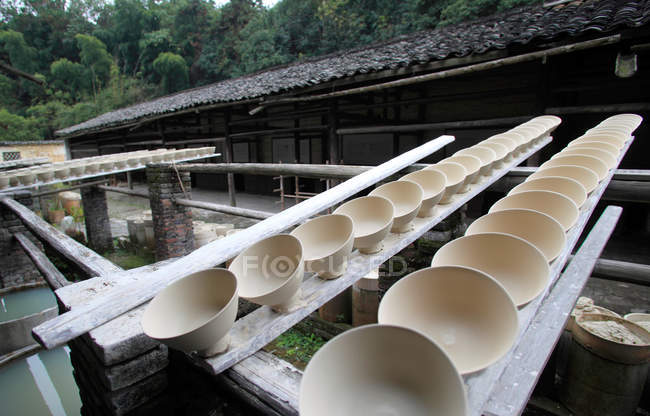 Proceso de fabricación de porcelana antigua en Jingdezhen, provincia de Jiangxi - foto de stock