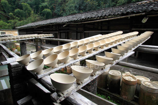 Procédé de fabrication de porcelaine ancienne à Jingdezhen, province de Jiangxi — Photo de stock