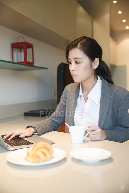 Young women has a breakfast — Stock Photo