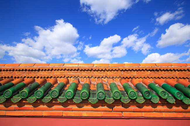 Декоративная черепица на крыше Императорского дворца, Шэньян, Китай — стоковое фото