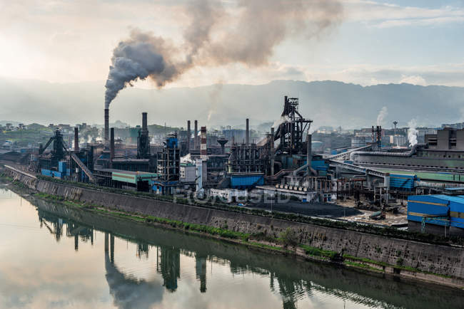 Industrieanlage zur Eisen- und Stahlschmelze — Stockfoto
