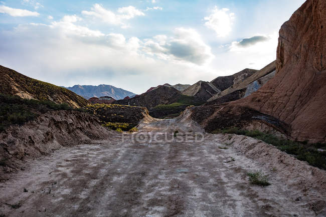 Beautiful landscape with mountains and mountain path — Stock Photo