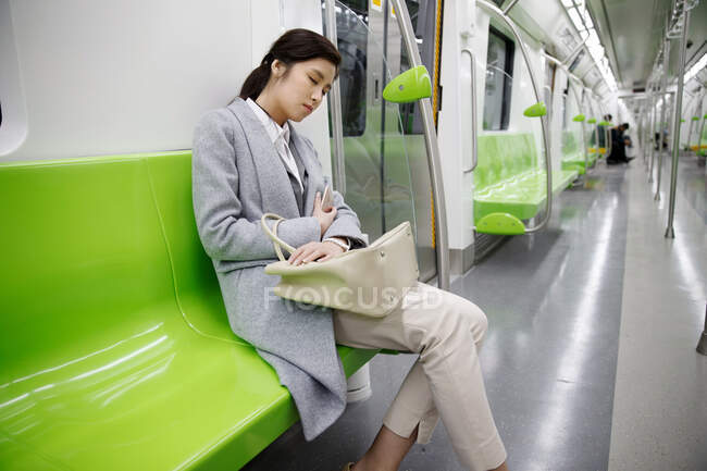 Stanco di giovani donne a riposare sulla metropolitana — Foto stock