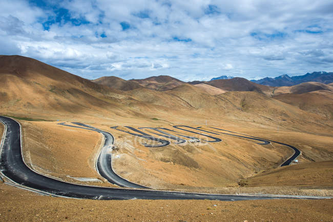 Hermoso paisaje con montañas en el Tíbet Shigatse, China - foto de stock