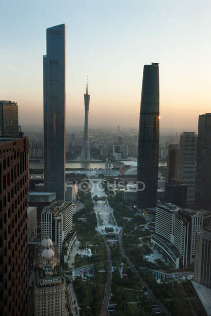 Vista aérea de la construcción de la ciudad de Guangzhou en la provincia de Guangdong, China - foto de stock