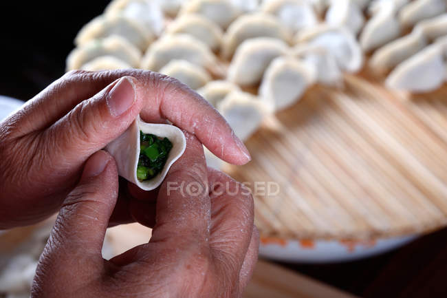 Обрізаний знімок людини, що готує традиційні китайські пельмені — стокове фото