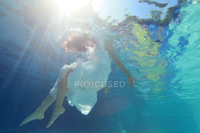 Молодые женщины под водой — стоковое фото