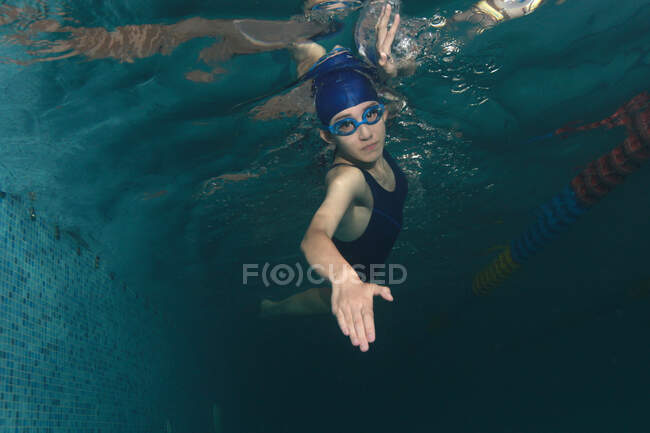 Young woman swimming in the water — Stock Photo