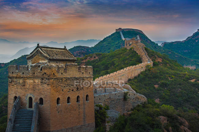 Китай Jinshanling вид на Великую стену и живописные горы — стоковое фото