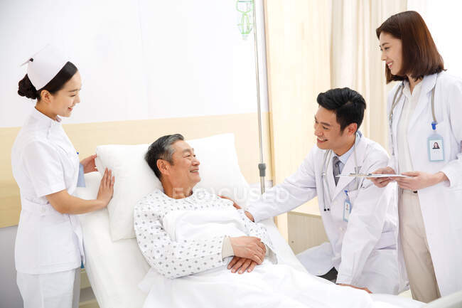 Trabalhadores médicos e pacientes na enfermaria — Fotografia de Stock
