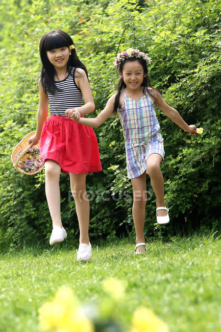 Dos chicas jugando en el campo - foto de stock