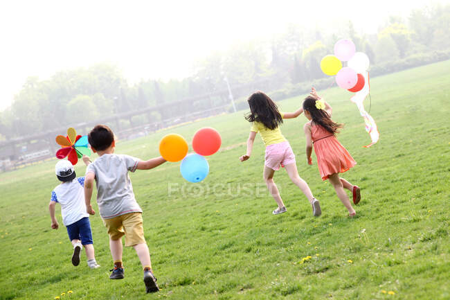 Дети играют в поле — стоковое фото