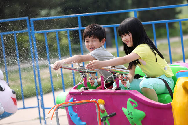 Bambini al parco divertimenti — Foto stock