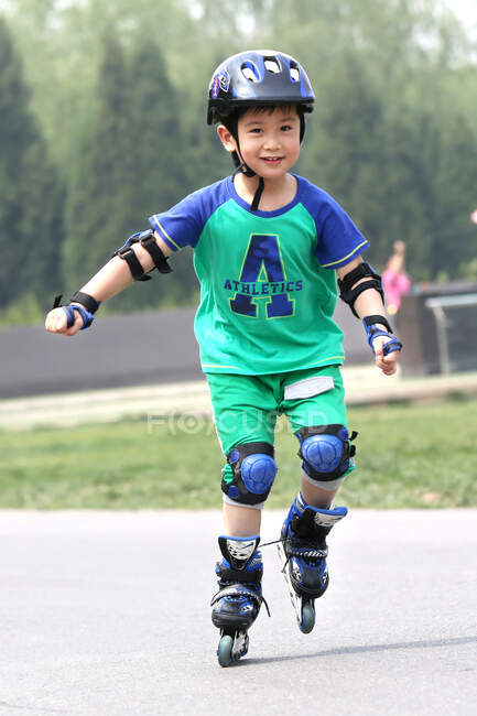 Rapaz patinagem inline ao ar livre — Fotografia de Stock