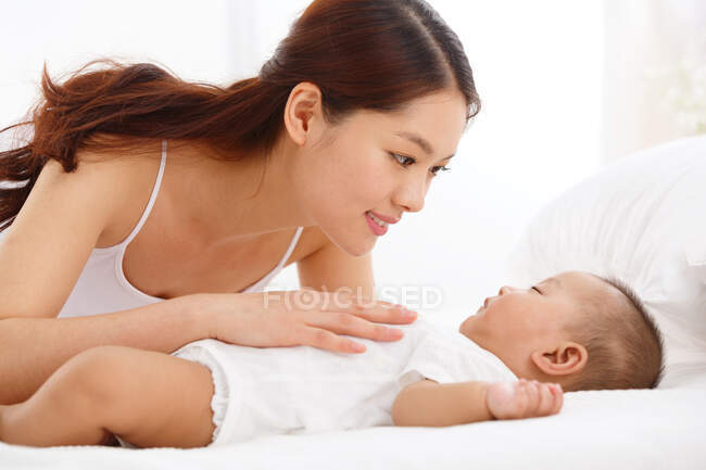 Mamma bambino a dormire — Foto stock