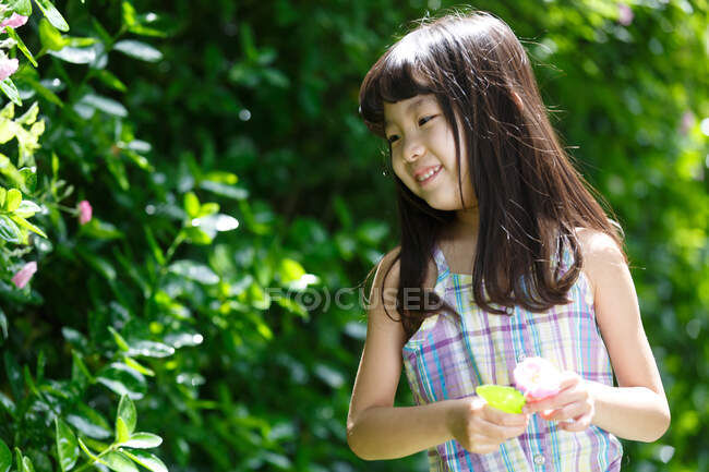 La niña está jugando al aire libre.. - foto de stock