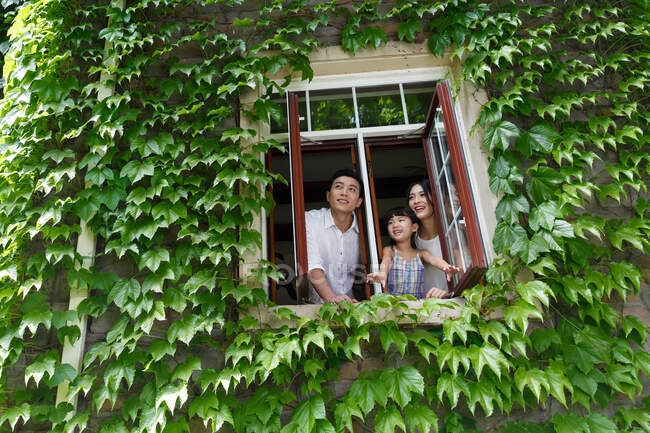 La vita a basse emissioni di carbonio di una famiglia felice — Foto stock