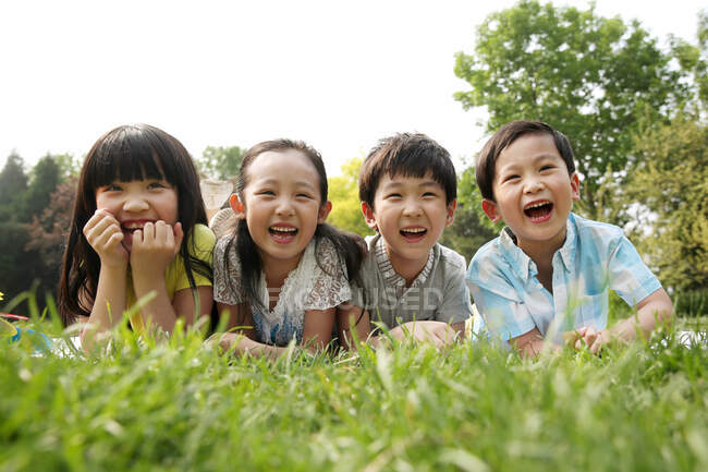 Дети на траве . — стоковое фото