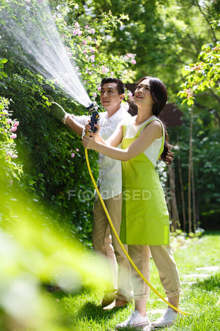 La giovane coppia sta riparando il giardino — Foto stock