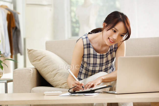 Portrait of young woman working in studio — Stock Photo
