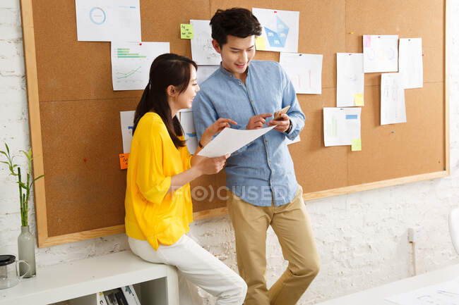 Jeune homme et jeune femme dans un studio de design — Photo de stock