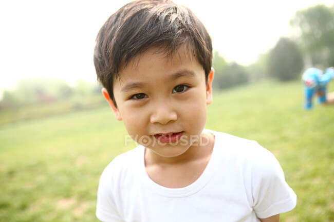 Porträt eines Jungen im Freien — Stockfoto